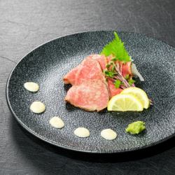 日式烤牛肉，選用日本黑毛牛，佐以清酒糟醬汁。