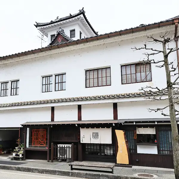 JR高山駅から徒歩16分、趣ある古い町並みに溶け込む外観が目印です。店外に漂ううなぎの香ばしい香りが食欲をそそり、思わず足を止めてしまうはず。観光の合間にふらっと立ち寄りやすい好立地で、テイクアウトのご利用にも大変便利です。高山散策の際には、ぜひ当店自慢のうなぎをご賞味くださいませ。