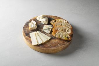 ４種のチーズ盛り合わせ