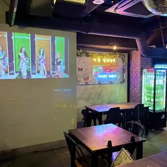 You can watch K-pop music videos using three projectors.