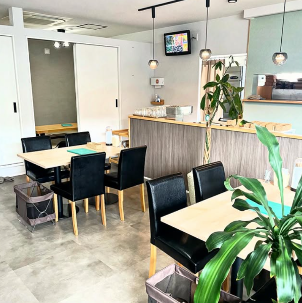 店内は明るく開放感があり、普段使いから各種お集まり、二次会等様々なシーンでご利用いただけます。落ち着いた雰囲気の中で、心地よい時間を過ごしていただけるようご利用用途に合わせてサポートいたします。ぜひ当店で特別なひとときをお過ごしください。ご来店お待ちしております。