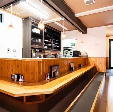店内は温かみのある雰囲気で、居心地の良さを大切にした空間づくりが特徴。貸切対応やサプライズ演出も可能で、特別なシーンをサポートします。落ち着いた照明とシンプルなインテリアが調和します。どんなシーンにも合わせやすい空間です。料理とともに心地よい時間を過ごせます。落ち着けます。
