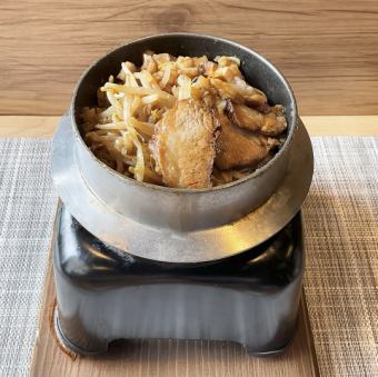 요리장의 볶은 밥 배지 마늘 챠슈 솥밥