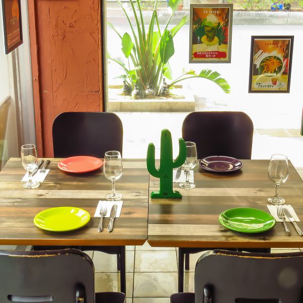 We can host not only 2 people, but also 10 people by connecting the tables.Would you like to have a fun evening with your close friends and family?