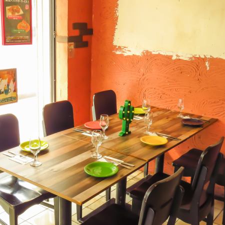 We have seating for 6 people! We can connect the tables according to the number of people, so we are very welcome for girls' parties and small banquets.