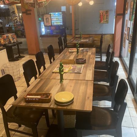 Groups of around 10 people are also welcome! We can connect tables and serve you side by side. We also have courses and single dishes where you can enjoy popular menu items! Please make a reservation before visiting us!