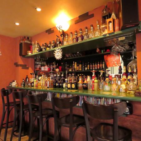 Recommended for solo travelers or dates♪ We have counter seats! A cheerful space with about 60 types of premium tequila lined up♪ We also have beers from all over the world!
