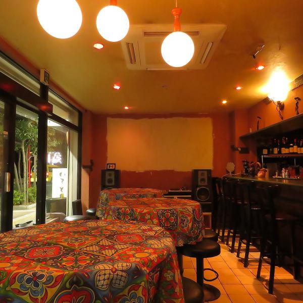 華やかで鮮やかなモダンな雰囲気のスタイルの店内には円卓(4名席)がございます。奥に進むと、テーブル(4名席)があり、照明が落とされたシックな落ち着いた雰囲気になります。料理と美酒を囲み、思い思いの楽しい夜をお過ごしください。各種ご宴会、パーティー、貸切も◎幅広いシーンにぴったりです♪