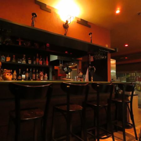 お1人様やデートにおすすめ♪カウンター席ございます!約60種類のプレミアムテキーラが並ぶ陽気な空間♪他にも世界各国のビールを取り揃えております!