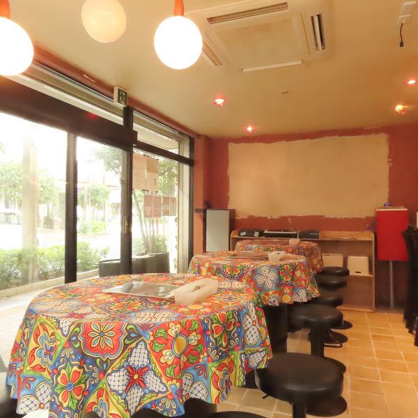 華やかで鮮やかなモダンな雰囲気のスタイルの店内には円卓（4名席）がございます。奥に進むと、テーブル（４名席）があり、照明が落とされたシックな落ち着いた雰囲気になります。料理と美酒を囲み、思い思いの楽しい夜をお過ごしください。各種ご宴会、パーティー、貸切も◎幅広いシーンにぴったりです♪