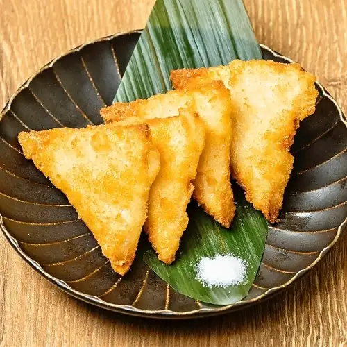 3種チーズと魚のすり身の三角揚げ