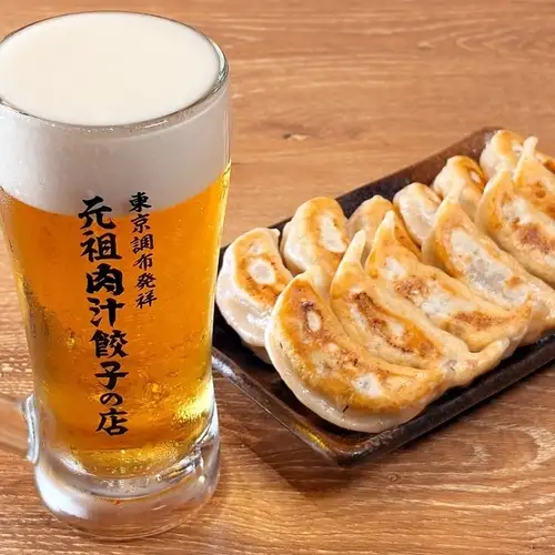 鮮嫩多汁的肉餡爆漿而出！手工包製，技巧精湛的煎餃。