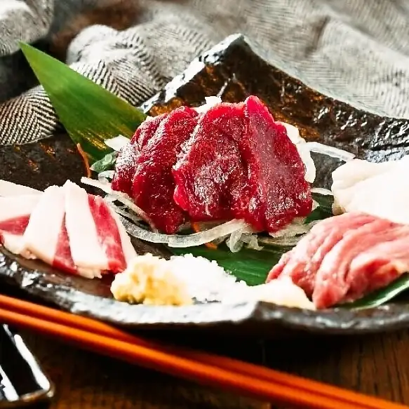 新鮮な馬刺しを堪能！「赤身」「バラヒモ」「たてがみ」「ふたえご」「馬レバー」単品・盛り合わせで♪