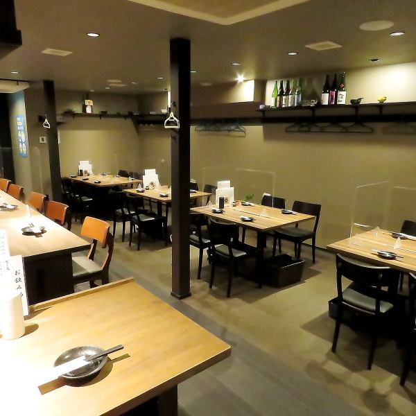 明るく落ち着いた雰囲気の店内◎テーブル席は広々としているので、ファミリーでも安心してくつろげる空間となっています。たくさんの方に満足してもらえるように一生懸命おもてなしさせていただきます！