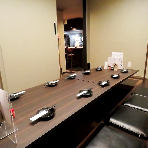 【広々とした個室完備】広々とした店内には奥に個室もご用意しております。落ち着いた雰囲気で焼き鳥やお刺身、お酒をごゆっくりご堪能ください。昼宴会、女子会、誕生日、記念日、デートなどご利用ください♪人気の個室は事前にお問い合わせください。