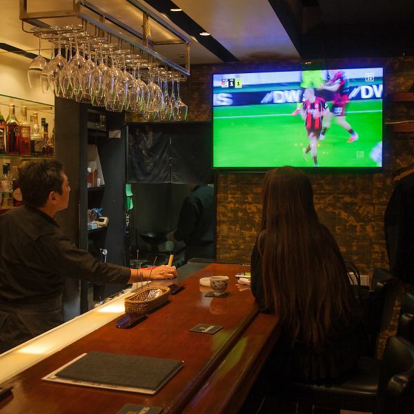 店内には大型モニターが3台設置されており、スポーツ観戦や各種パーティーの演出にも最適です。開放感あふれる空間は、圧迫感を感じさせずゆったりとお過ごしいただけます。お一人様でモニターを眺めながら一杯飲むもよし、仲間内で盛り上がるもよし。錦の喧騒を忘れさせてくれる、洗練された心地よい雰囲気です。