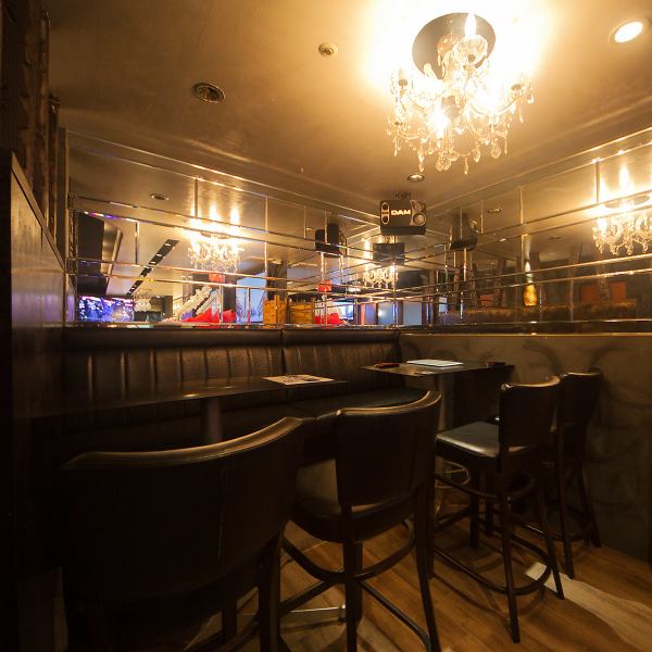 総席数26席の店内は、10名様から最大26名様までの少人数貸切に対応しています。レイアウトも相談可能で、カラオケ設備も完備しているため、会社宴会や二次会、お祝い事にもぴったりです。貸切ならではのプライベート空間で、周りを気にせず最高に楽しいひとときを演出いたします。詳細はお気軽にお問い合わせください。