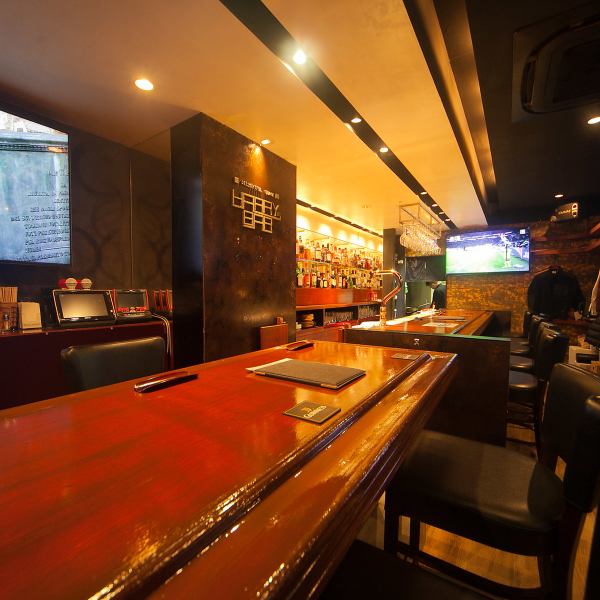 カウンター8席は、お仕事帰りのサク飲みやデートに最適。4名様・5名様用のテーブル席は、グループでの食事会やビジネスシーンの会食にも使い勝手が抜群です。ライオンビル錦館という好立地ながら、隠れ家のような落ち着きがあり、性別や年齢を問わずどなたでも気兼ねなく立ち寄れる温かい接客でお迎えいたします。