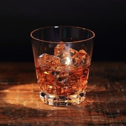 世界を巡る一杯。30～50種類以上の厳選ウイスキー