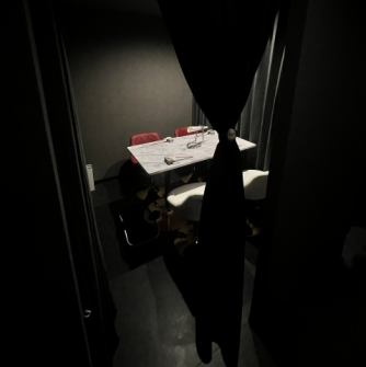 【全室個室でゆったりくつろげる】 4名様用の個室席を4室ご用意しており、落ち着いた雰囲気でゆったりとお食事をお楽しみいただけます。接待や法事、職場の飲み会や女子会にもピッタリです◎周りを気にせずリラックスしてお楽しみいただけます♪