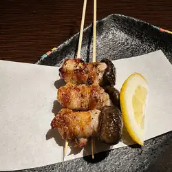 京丹波の幻のきのこ！大黒本しめじの 能登豚巻き串　１本