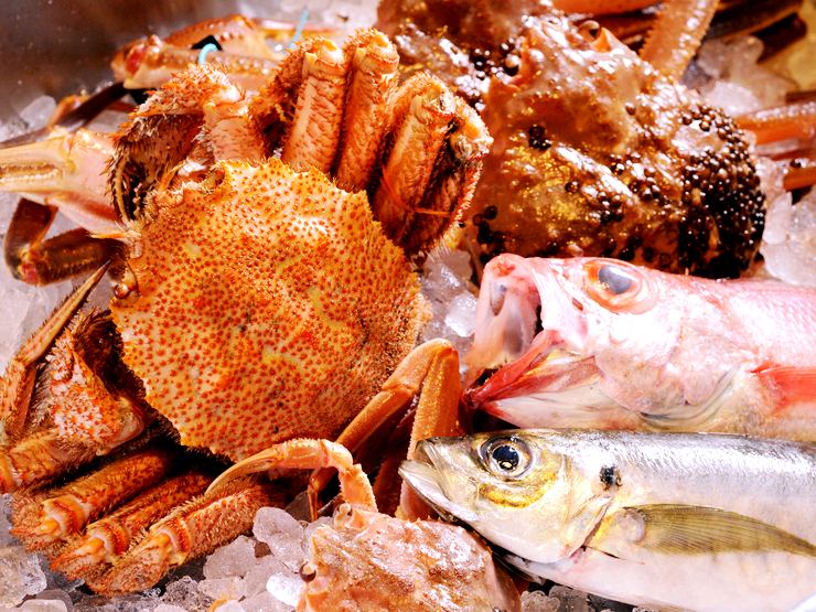 享用海鲜，包括天然生鱼片和喉咙黑，包括特色宴会套餐！