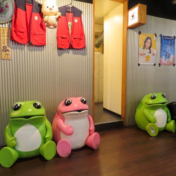 当店は、ＪＲ新大久保駅出口より徒歩約7分の場所にあります。アクセスも便利で、お一人様から大人数まで幅広いご利用が可能です。特別な場合には貸切も対応しておりますので、お気軽にご相談ください。美味しい料理と共に、思い出に残る時間をお過ごしください。