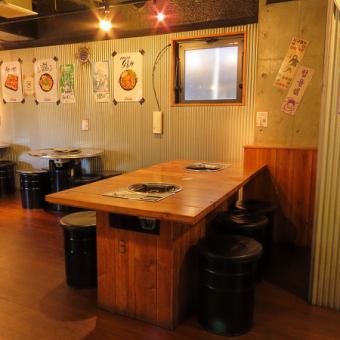 当店では4名テーブル席を14席ご用意しております。