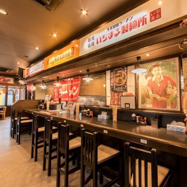 お一人様も気軽にお立ち寄りいただけるカウンター席をご用意しております◎サクッとお食事を済ませたい時はラーメン、軽くお酒を嗜みたい時は焼肉や一品料理がぴったりです！その時々のシーンに合わせてメニューをお選びいただけます！横に並んでゆったり語り合えるので気の置けないご友人とのお食事使いにもオススメです！