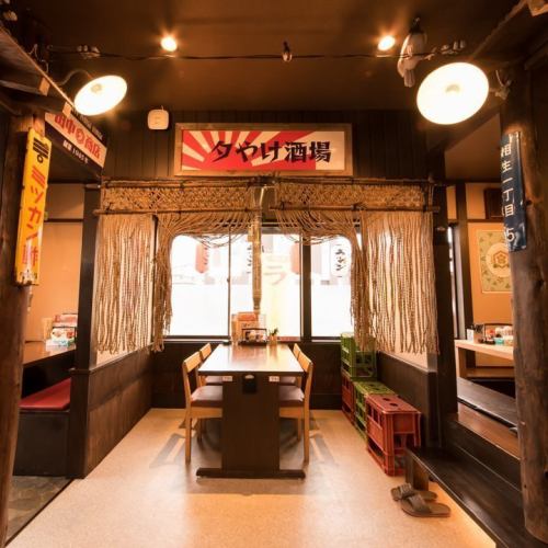 どこか懐かしい店内には、2名様～6名様でご利用いただけるテーブル席をご用意しております！ランチタイムから夜のご宴会まで幅広いシーンにご利用いただけます！気のおけない友人とのお食事やお仕事帰りに一杯楽しみたい時にも気軽に使いやすい空間◎急な飲み会にも便利な、お得な単品飲み放題もご用意しております！