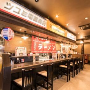 ひとりでのご利用は勿論、横並びの方がお好きな方にもおすすめなカウンター席をご用意いたしております。軽く一杯楽しみたい時やサク飯など、ふらっと立ち寄りやすい空間となっております！気の置けないご友人とのお食事や、仕事帰りに職場の仲間とのサク飲みにもピッタリです◎