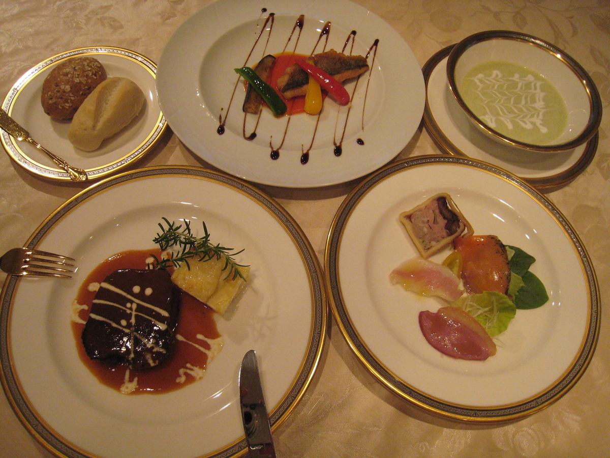 您可以以合理的价格享用以法国为基础的创意日本料理和欧洲料理的餐厅。二楼有宴会厅！