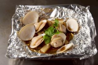 Chiba Prefecture clams steamed in sake (2 pieces)