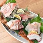 品尝来自日本各地的新鲜生鱼片和清酒。