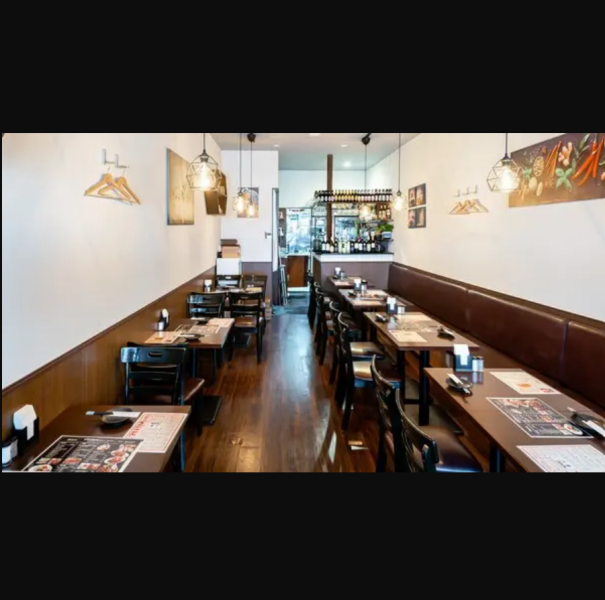 店内は明るく広々としており、昼間は開放的な雰囲気を楽しむことができます。夜になると、落ち着いた雰囲気が漂い、女子会やデートにも最適です。