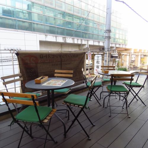 【2～4名様】4名掛けが2テーブル。