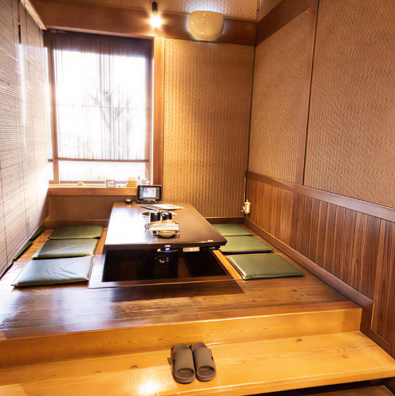 パーテーションで仕切られた半個室の掘りごたつ席を完備♪