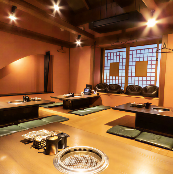 団体様でもお気軽にお越しいただける広々とした店内