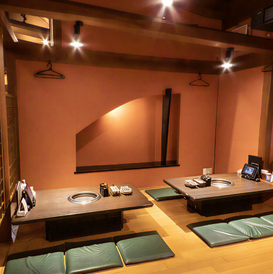 最大100名対応の広い店内は、大型宴会や社内パーティーにも最適★ゆとりあるテーブル席を配置し、ゲストがくつろげる環境が整っています◎さらにプロジェクションマッピング演出で特別感を演出し、華やかな雰囲気を楽しめるのが魅力です☆幅広い利用シーンで快適な宴会をお楽しみください！