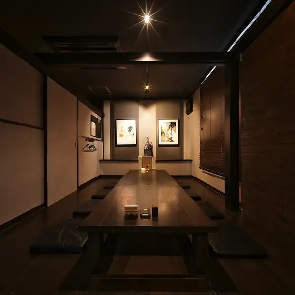 様々なカラーを取り入れた雰囲気あふれる店内は、少人数から大人数まで、幅広いシーンでご利用いただけます。テーブル席や掘りごたつ席、目の前で調カウンター席などをご用意しております。 ※写真はイメージです。