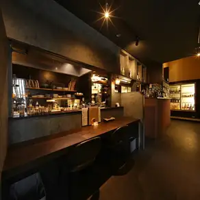 調理風景を眺められるカウンター席では、より一層会話も弾みます。ご友人とのお食事や、大切な方とのデートなど、心の距離も縮めながらお食事とお酒をお愉しみください。 ※写真は一例です。
