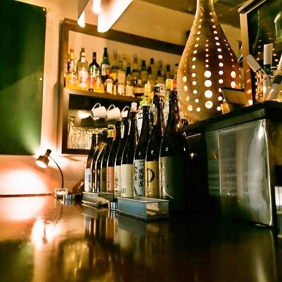 More than 100 kinds of drinks are enriched.There is a counter seat, so even if you drop in by yourself you can enjoy sake and yourself in the meal.