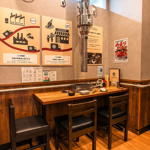 外食がとても贅沢だったあの頃…もくもく立ち上る煙と、肉の焼けるいい匂い。焼台の向こう側で、ビールを飲みながらちょっと自慢気な父。嬉しそうに子どもたちのお皿に肉をのせる母の笑顔。あの頃家族で行った焼肉屋のようなどこか懐かしさを感じる空間です♪