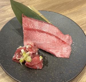 半份鹽焗牛舌片和大塊鹽焗優質牛舌。