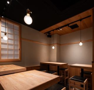 We have table seating available for small groups or for various banquets.Until the interior construction is completed, we will be posting photos of our sister store, JR Sannomiya East Exit Store.