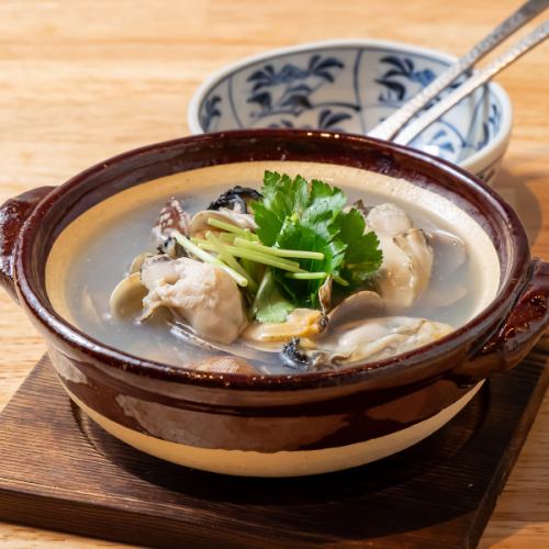 Oysters and clams steamed in sake pot