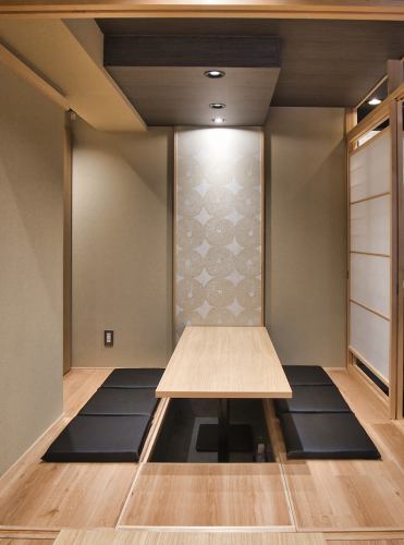 <p>The interior of the store is Japanese-style, with a warm wooden feel to the space.We have tables where you can enjoy conversation with friends or colleagues.</p>