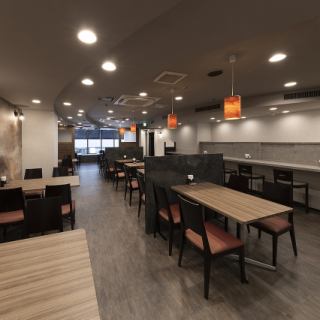 中央のお席をつなげると最大18名でのご利用可能です。また、レストラン全体の貸切ご利用で最大48名収容可能!ご宴会のご利用お承っております。お気軽にお問合せください!