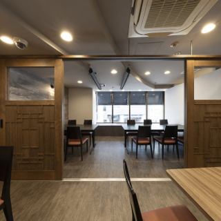 少人数宴会や、会社帰りのお食事にもおすすめ。半個室は、3~4名が1室、4~6名が1室、最大で10名様までご利用可能です。