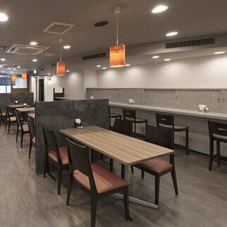 【テーブル】日常のお食事はもちろん、少人数でのご宴会や女子会にご利用ください。貸切りもOK！もちろんお席のみのご予約もOK!!単品飲み放題など、様々なコースをご用意しております！
